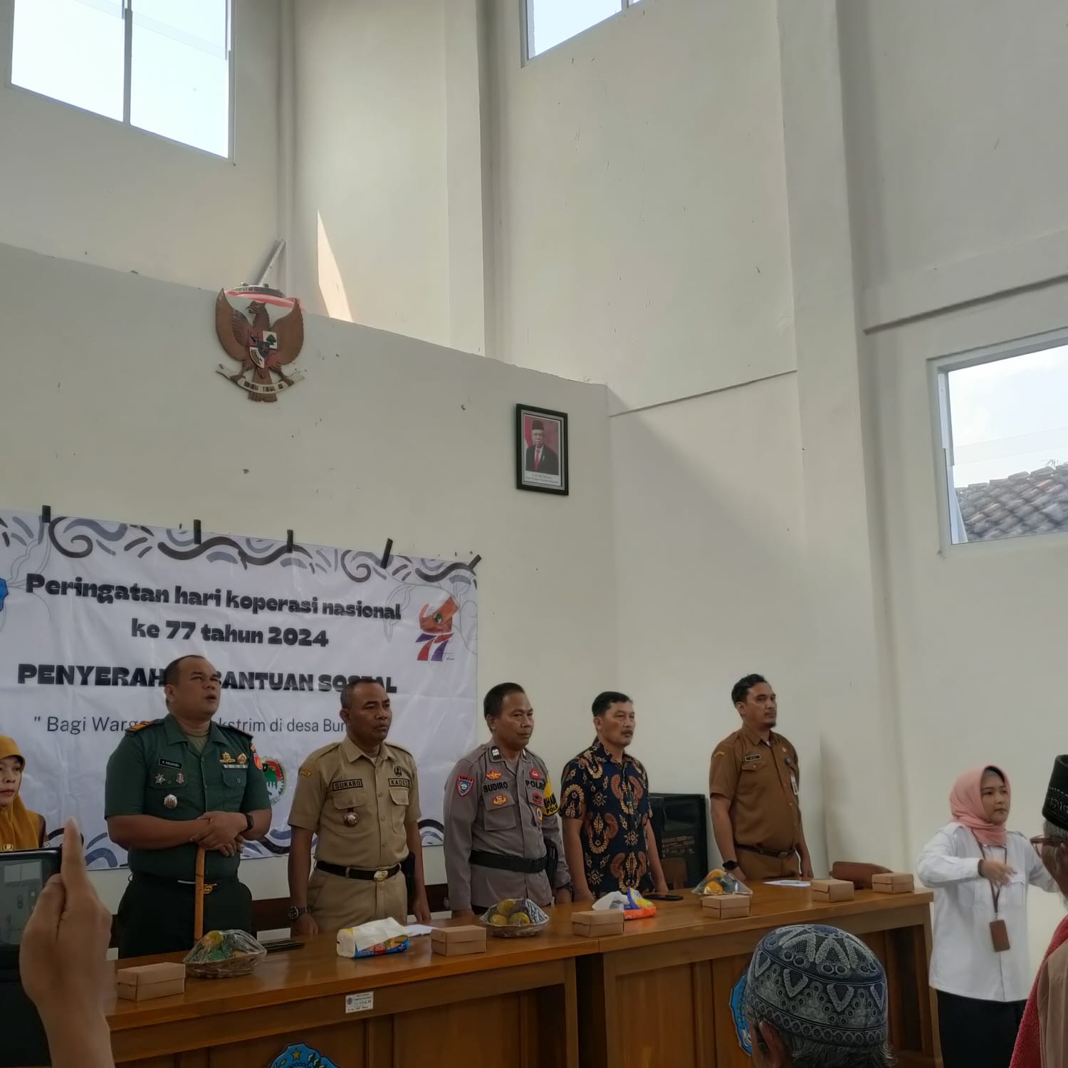 penyerahan bantuan sosial bagi warga miskin ekstrim di desa Bumiayu